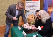 Wiceprzewodniczący Rady Miasta Bronisław Brylski na konferencją prasową przyniósł płytę zespołu OMEGA, na której lider kapeli złożył autograf.